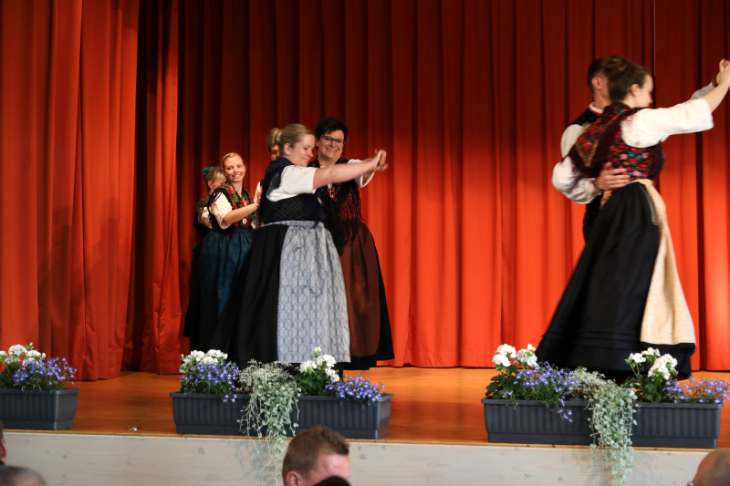 Tanzgruppe (2)