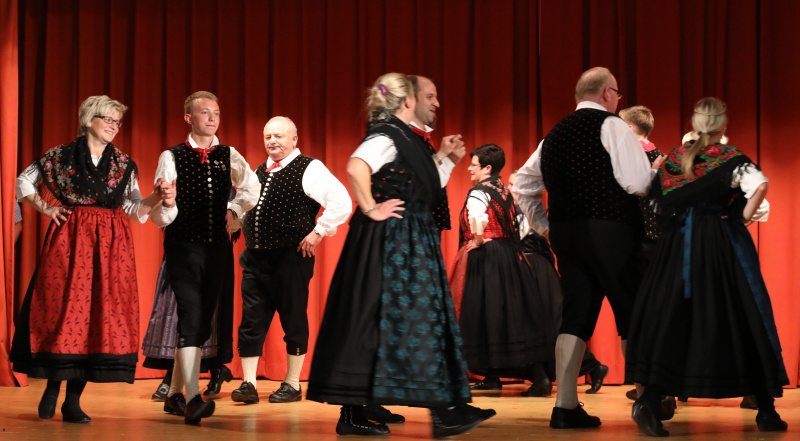Tanzgruppe (64)